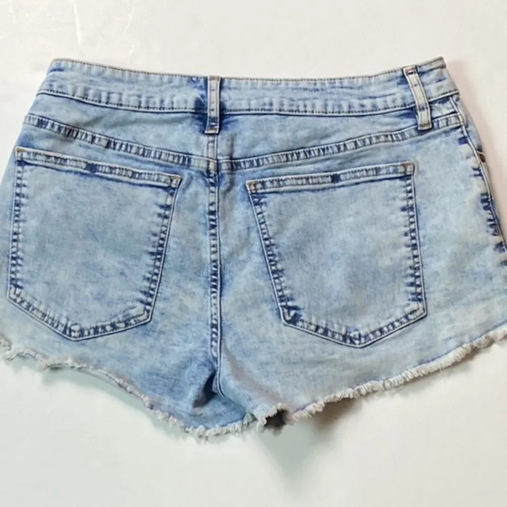No Boundaries Strawberry’s  Junior Short Size 13